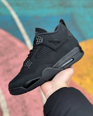 Jordan 4 Retro Black Cat a.k.a. nejočekávanější Čtyřky roku jsou tu! 🐈‍⬛🐈‍⬛ Kompletně černé provedení odkazuje na...